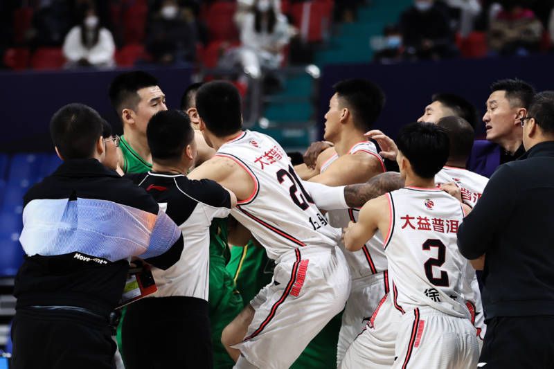 布伦森38分字母32+13尼克斯终结雄鹿7连胜　NBA圣诞大战，尼克斯主场迎战雄鹿，尼克斯目前16胜12负排在东部第6位，雄鹿则是一波7连胜，22胜7负高居东部次席，两队两天前有过交锋，雄鹿轻松取胜。